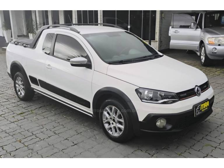 VOLKSWAGEN - SAVEIRO - 2014/2015 - Branca - R$ 67.900,00