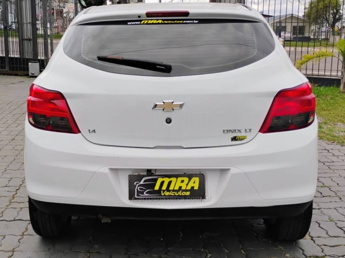 CHEVROLET - ONIX - 2015/2015 - Branca - R$ 47.500,00