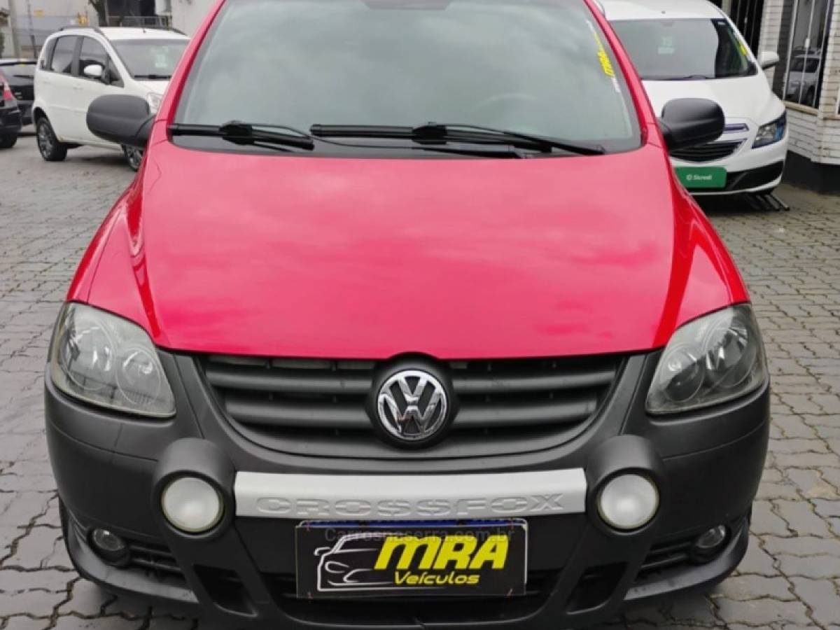 VOLKSWAGEN - CROSSFOX - 2008/2009 - Vermelha - R$ 32.900,00