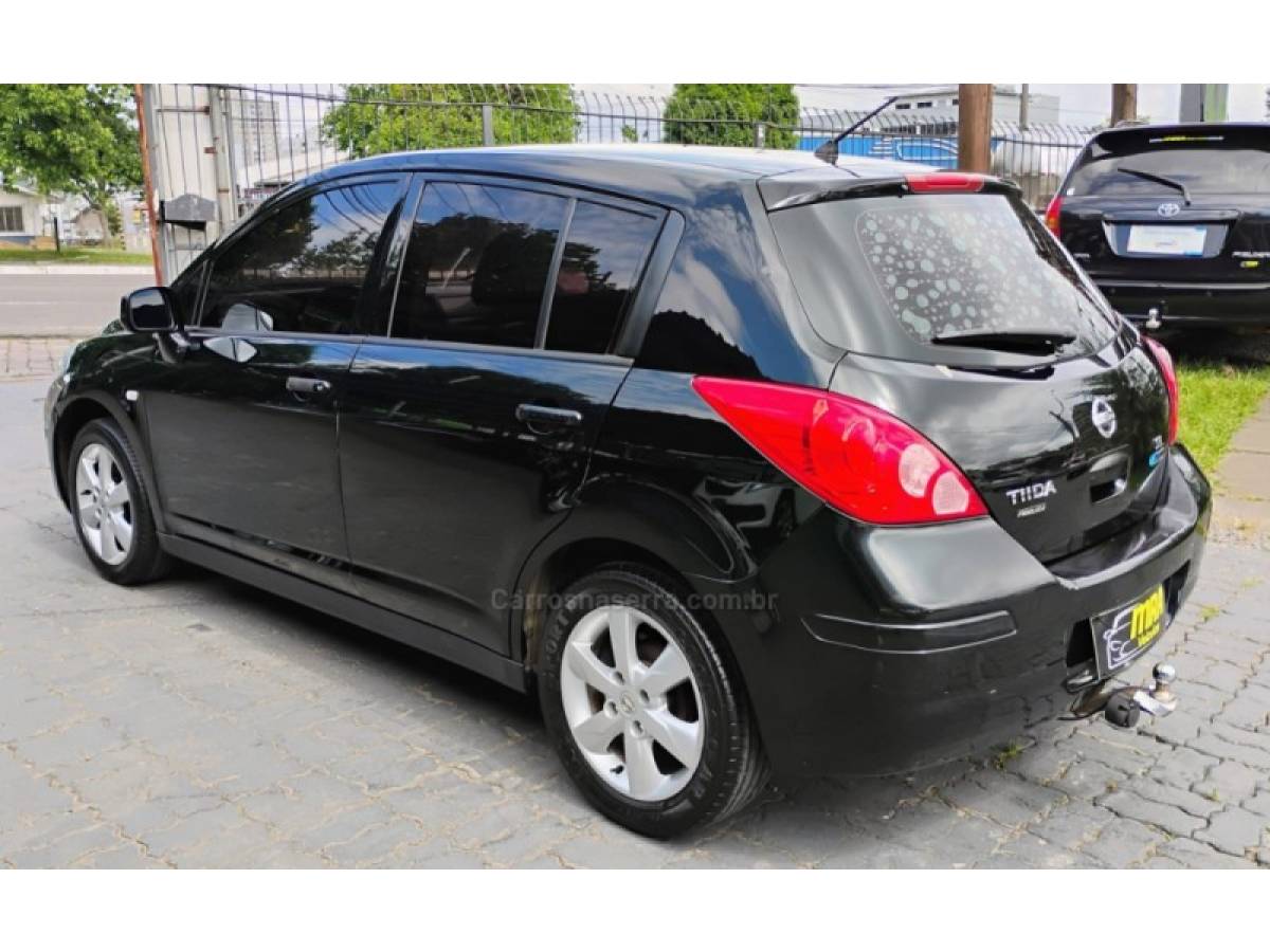 NISSAN - TIIDA - 2010/2011 - Preta - R$ 34.900,00